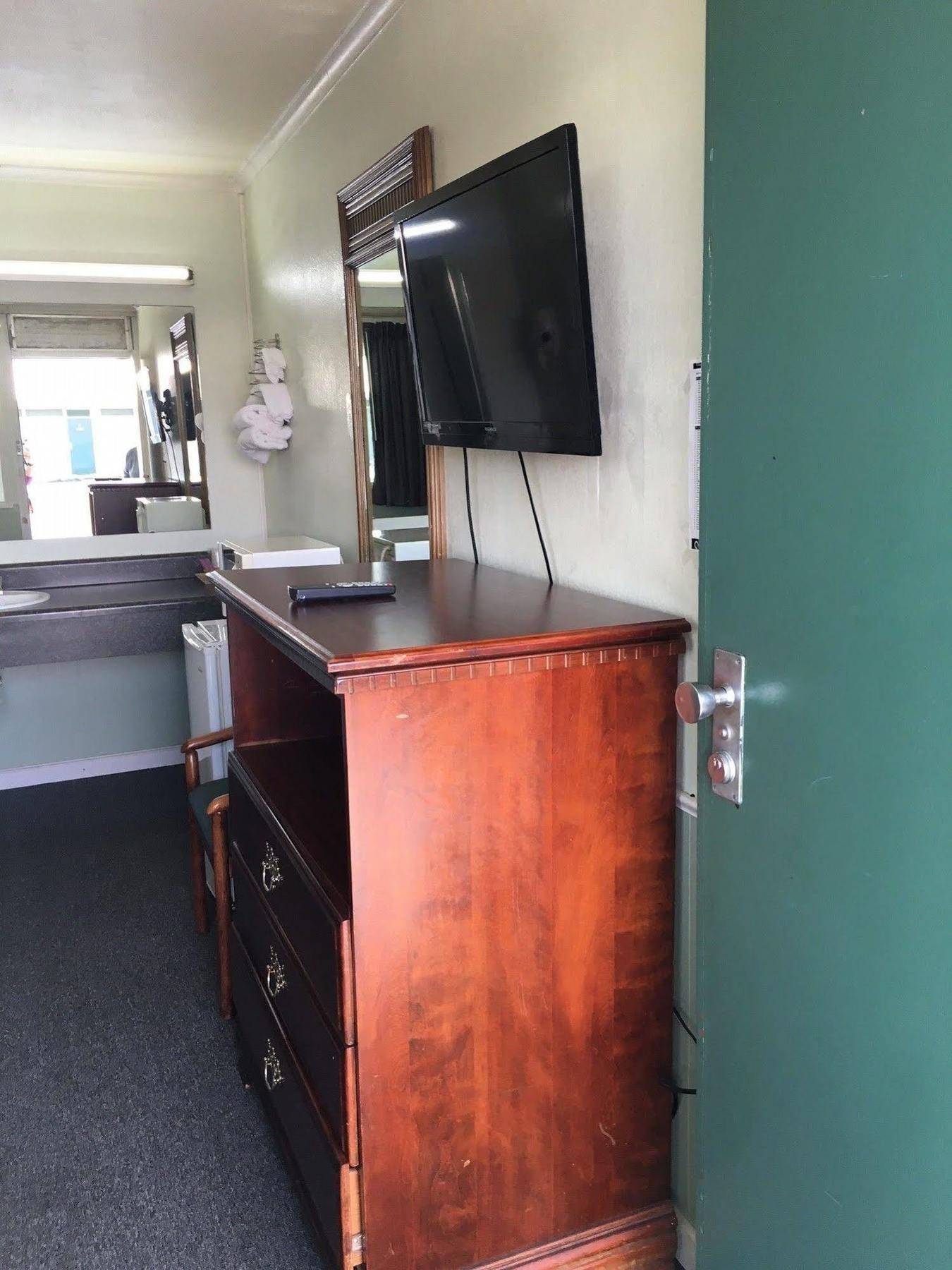 Aristocrat Motor Inn Bolivar Bagian luar foto