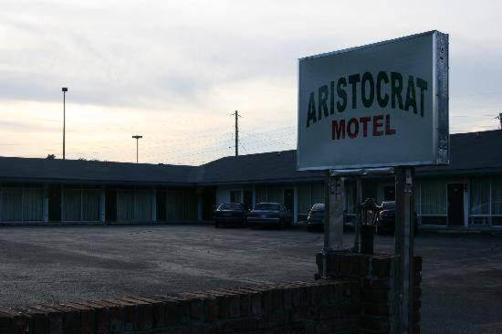 Aristocrat Motor Inn Bolivar Bagian luar foto